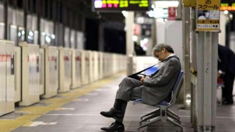 Trabalhadores japoneses chegam a fazer jornadas de mais de 15 horas de trabalho e 4 de transporte