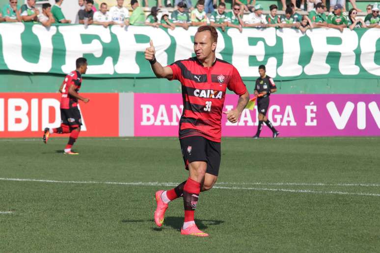 Zé Love marcou duas vezes na goleada do Vitória sobre o Chapecoense, em Santa Catarina