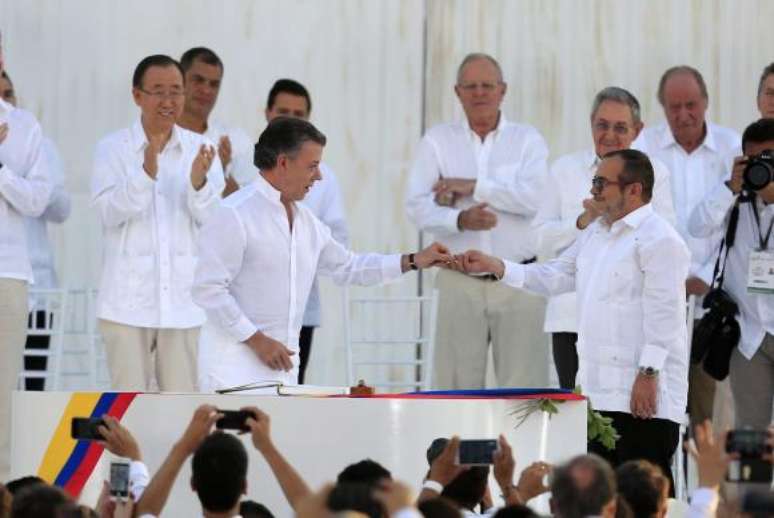 Presidente da Colômbia e líder das Farc assinaram o acordo de paz na última segunda-feira, dia 26