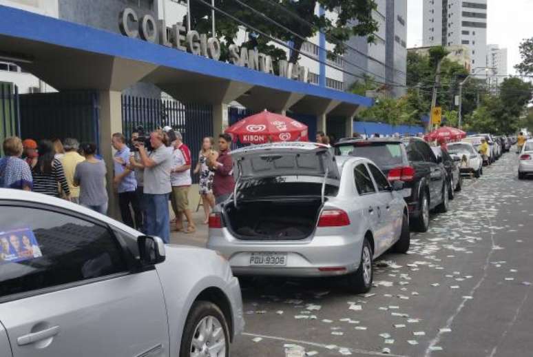 Recife - Locais de votação no Recife amanheceram hoje repletos de panfletos e santinhos de candidatos 