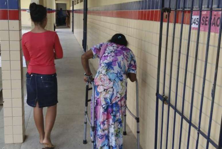 Recife - A aposentada Euride Maria Ferreira de Lima, 61 anos, contou com a ajuda da neta de 15 anos para chegar à escola Professor Jordão Emerenciano, maior local de votação do Recife 