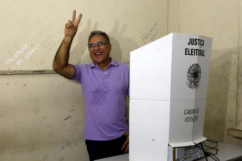 Candidato do PSOL à Prefeitura, Edmilson Rodrigues vota na Escola Estadual Augusto Meiran, em Belém (PA)