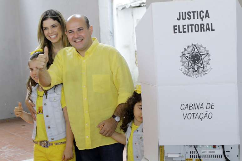  O candidato Roberto Cláudio (PDT), atual Prefeito de Fortaleza, após votar na manhã deste domingo