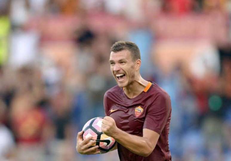 Dzeko marcou o primeiro gol da Roma na vitória sobre a Inter de Milão (Foto: FILIPPO MONTEFORTE / AFP)