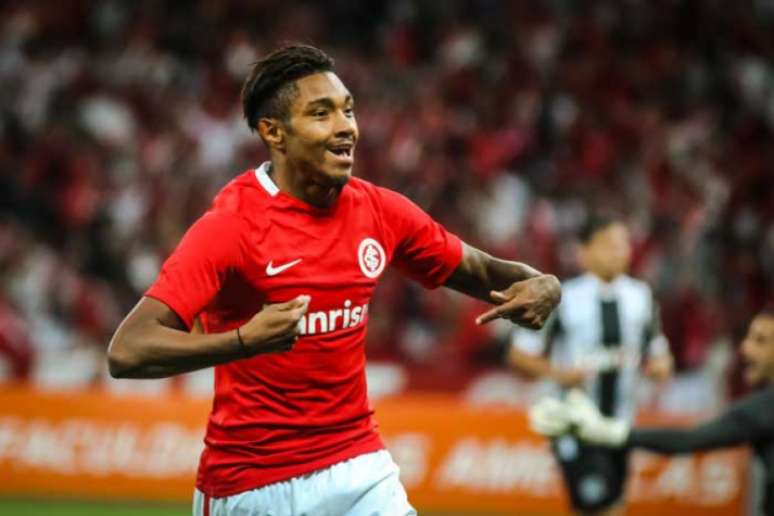 Vitinho faz torcida no Beira-RIo explodir (Foto: Marcos Nagestein/Freelancer)