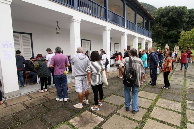Movimentação de eleitores no Gávea Glof Club, em São Conrado, zona sul do Rio de Janeiro (RJ), na manhã deste domingo (2)