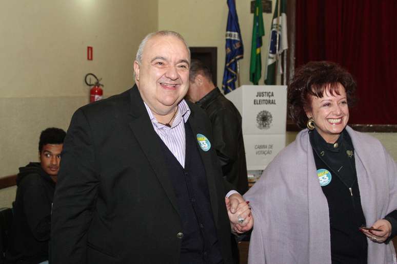 Curitiba - o candidato à Prefeitura de Curitiba Rafael Greca (PMN) após votar votar no Colégio Júlia Wanderley