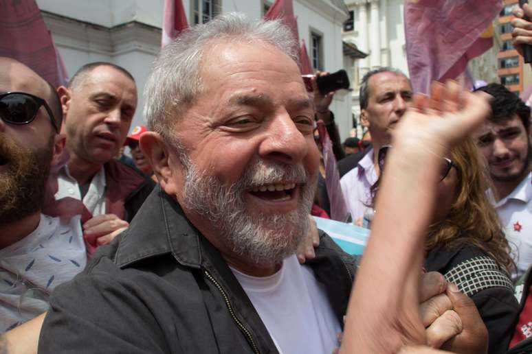O ex-presidente Luiz Inácio Lula da Silva durante caminhada de campanha do candidato à reeleição pelo PT, Fernando Haddad, no centro de São Paulo (SP), na manhã de sexta-feira (30)