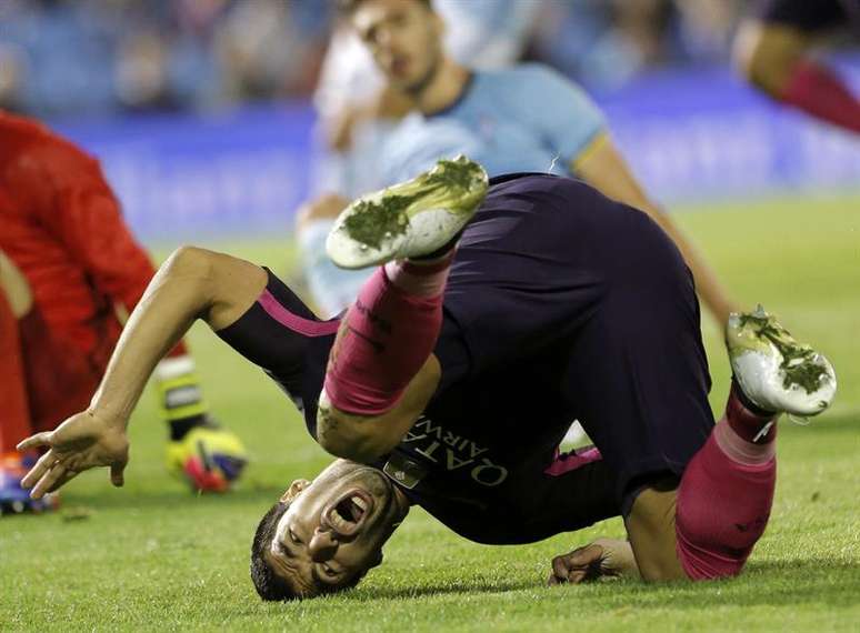 Suárez cai em lance da derrota do Barcelona para o Celta de Vigo, pelo Campeonato Espanhol