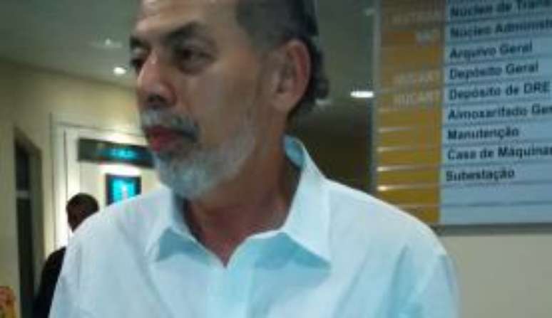 Ex-senador Inácio Arruda concedeu entrevista coletiva no saguão da sede da Polícia Federal no Ceará