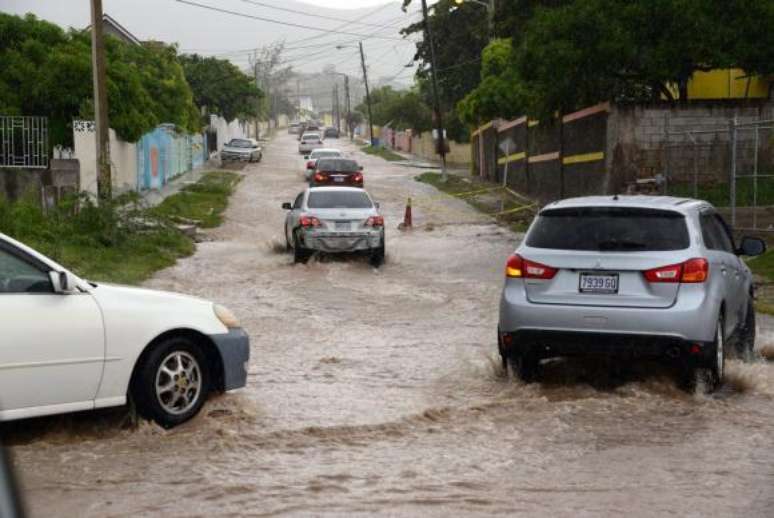 As fortes chuvas trazidas pelo furacão Matthew já estão alagando ruas da capital jamaicana, Kingston