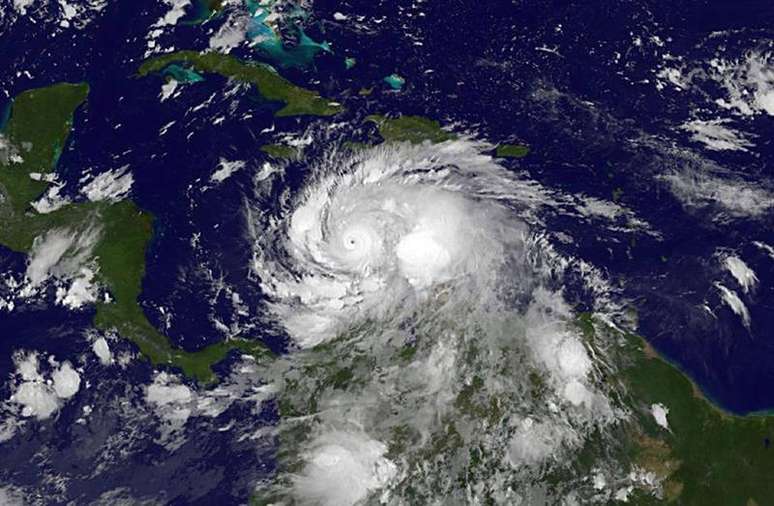 Foto de satélite mostra o olho do furacão Matthew se aproximando do continente