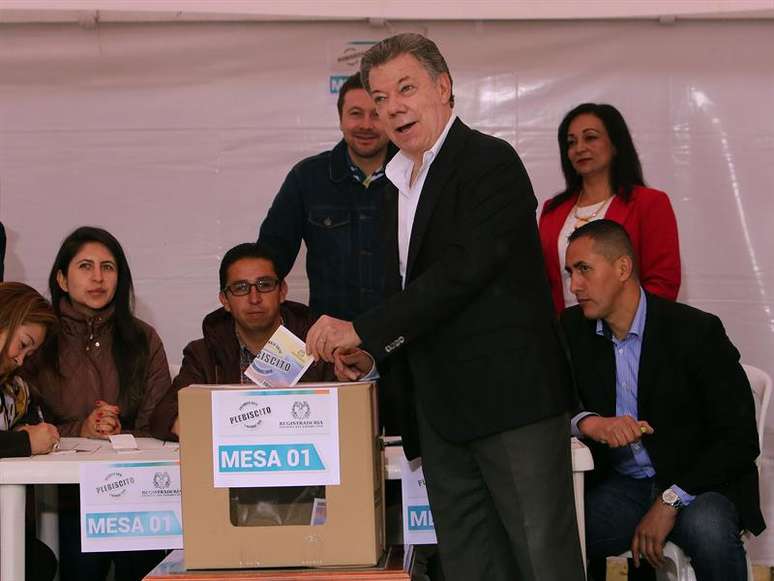 Juan Manuel Santos, presidente da Colômbia, durante votação no referendo sobre acordo de paz com as Farc