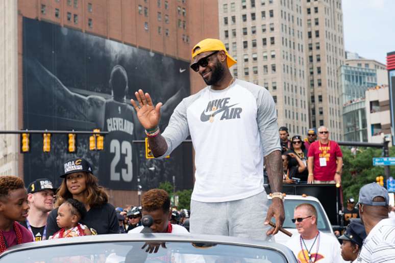 Na imagem, LeBron James celebra a vitória do Cleveland Cavaliers na  NBA 2016