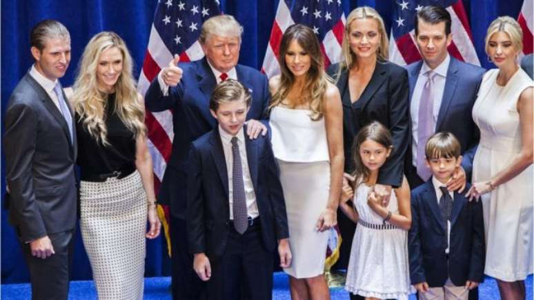 Trump e sua atual mulher, Melina, posam com filhos e enteados durante a campanha
