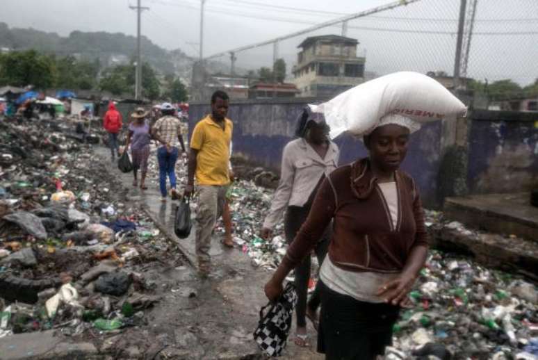 Em Porto Príncipe, haitianos deixam suas casas, após a chegada do Furacão Matthew que provocou inundações e deslizamentos de terra