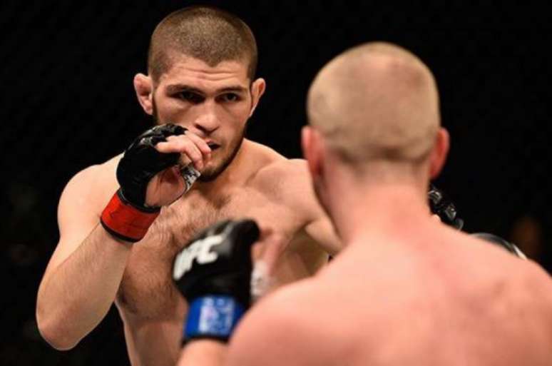 Khabib Nurmagomedov conquista primeiro cinturão da Rússia no UFC