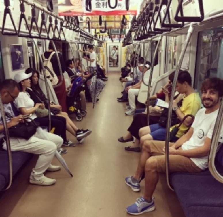 Fernando Alonso anda de metrô no Japão