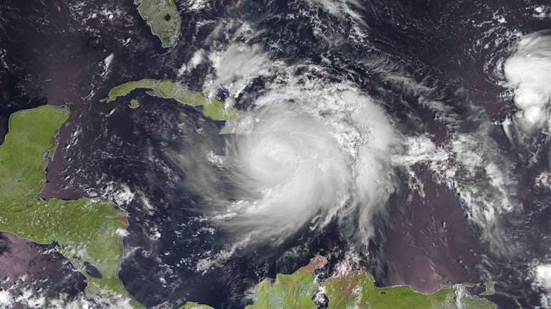 Imagem de satélite mostra a passagem do furacão Matthew pelo Caribe