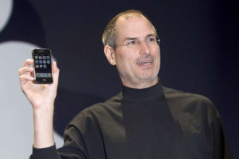 Steve Jobs segura o iPhone, apresentado na Macworld de 2007