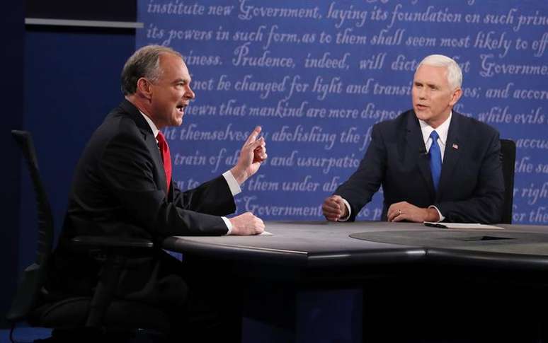 Candidato republicano Mike Pence (dir) e o democrata Tim Kaine (esq) participam do único debate entre aspirantes a vice-presidente dos EUA