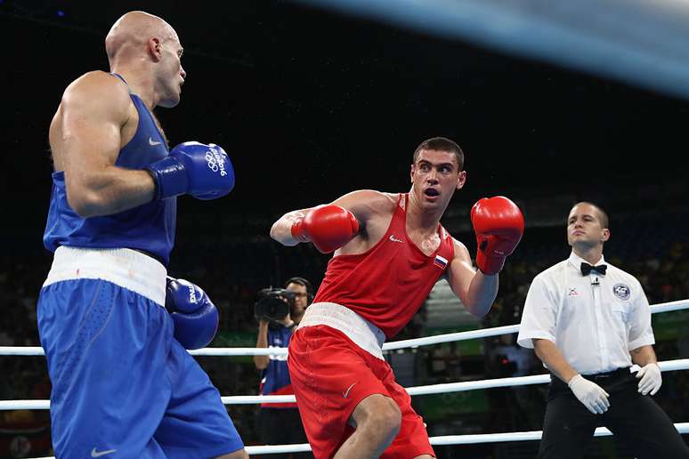 Russo Evgeny Tishchenko, de vermelho, luta com Levit, do Kazaquistão, pela medalha de ouro nos Jogos do Rio