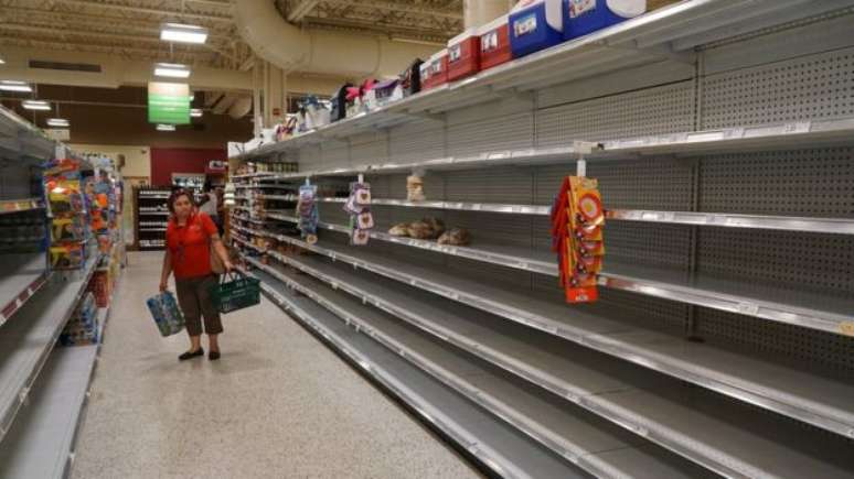 Moradores da Flórida se preparam para a chegada do Matthew esvaziando prateleiras dos supermercados 