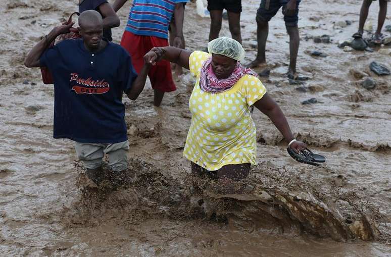 Inundação causada pelas fortes chuvas provocadas pelo furacão Matthew no Haiti
