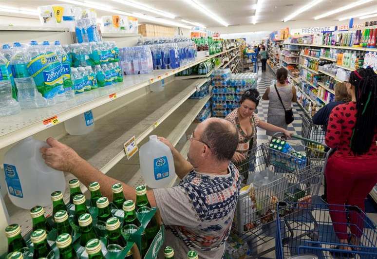 População de Miami correu para os supermercados para estocar água e comida