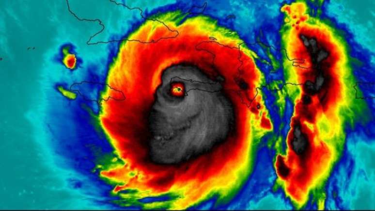 Imagem do furacão Matthew durante passagem pelo Haiti: a similaridade com um crânio humano assustou muita gente e viralizou na internet 