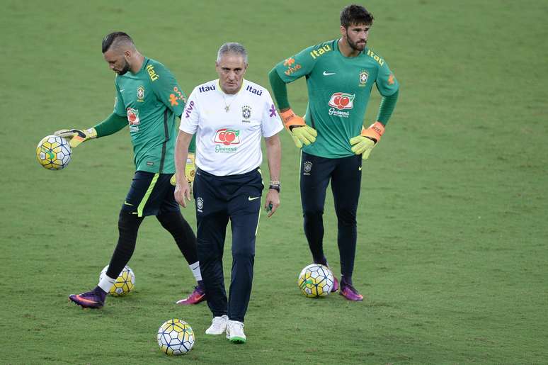 Tite e os goleiros Weverton e Alisson durante treino da Seleção Brasileira