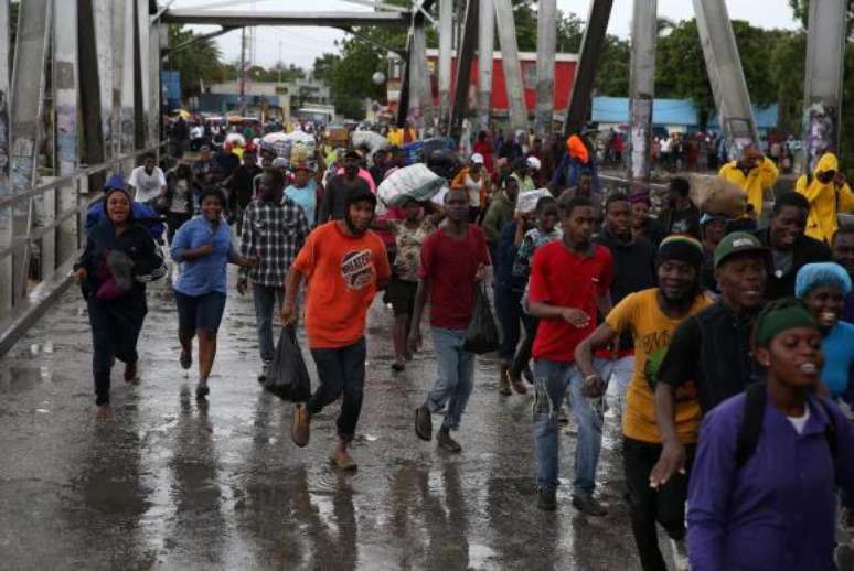 Milhares de pessoas deixam suas casas na capital do Haiti, Porto Príncipe, por causa do Furacão Matthew