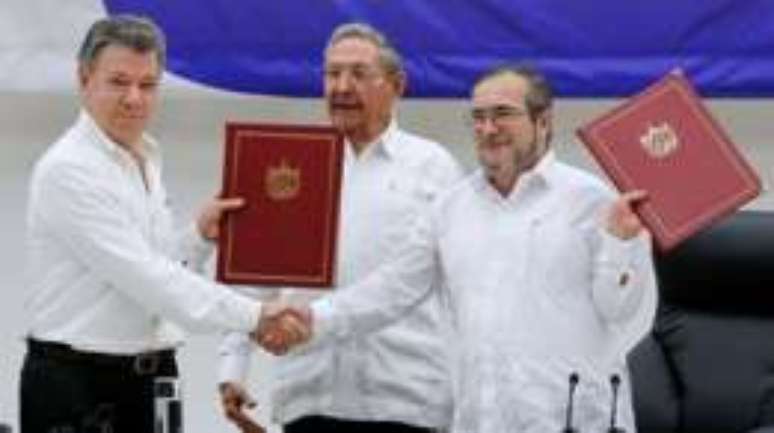 Santos (à esquerda) e Timochenko assinaram acordo para pôr fim a conflito