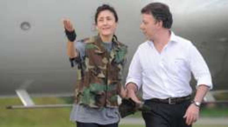O resgate da ex-senadora Ingrid Betancourt, em 2008, alavancou a popularidade do então ministro Santos