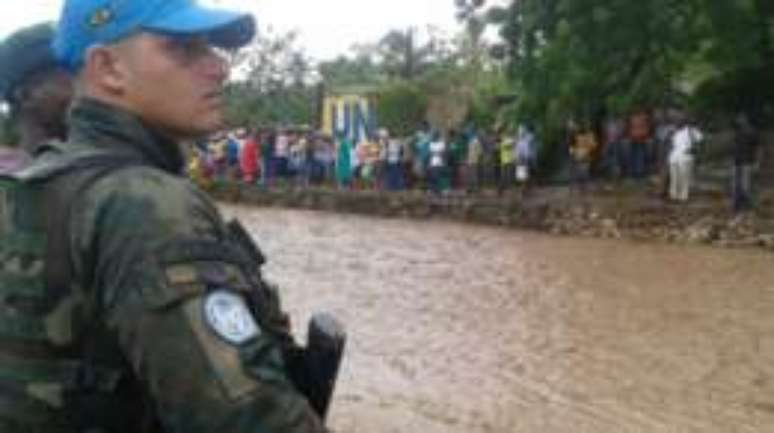 Fuzileiros foram posicionados em Miragoane, no sul, antes da passagem do furacão Mathew