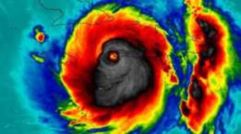 A "face da morte": muita gente visualiza um monstro no foto da NASA que registrou a passagem do furacão Matthew pelo Haiti