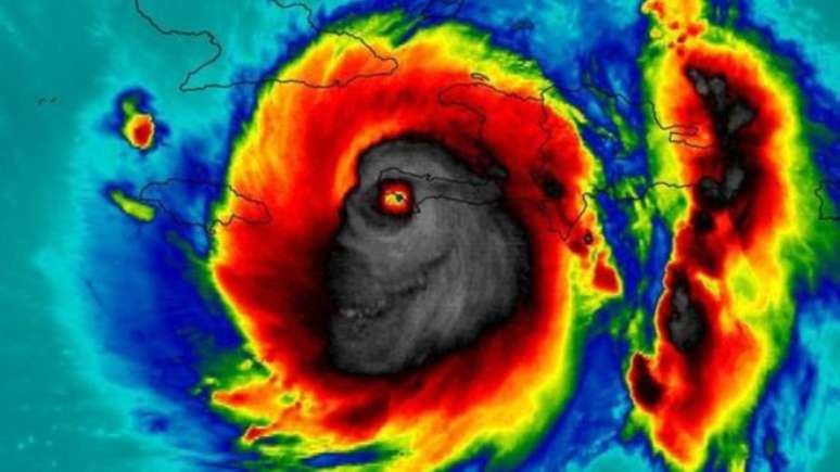 A "face da morte";: muitos visualizam monstro no foto da Nasa que registrou a passagem do furacão Matthew pelo Haiti