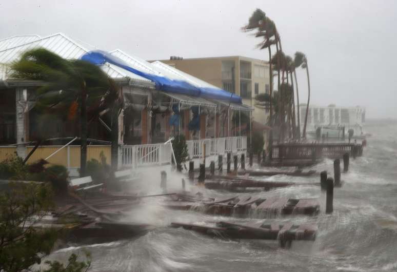 Fortes ondas causadas pela passagem do furacão Matthew atingem a costa em Cocoa Beach, na Flórida