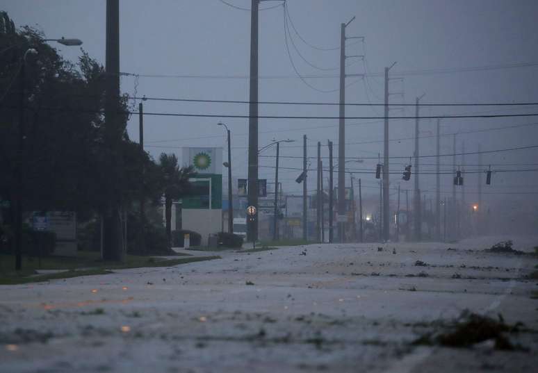 Ruas em Cocoa Beach ficam sem energia devido à passagem do furacão Matthew pelo litoral da Flórida