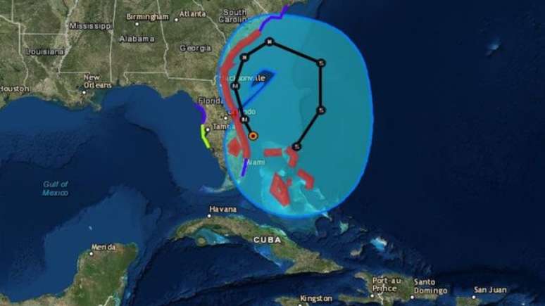 Rota traçada pelo serviço nacional de metereologia dos EUA prevê um caminho em 'U' para o furacão. 