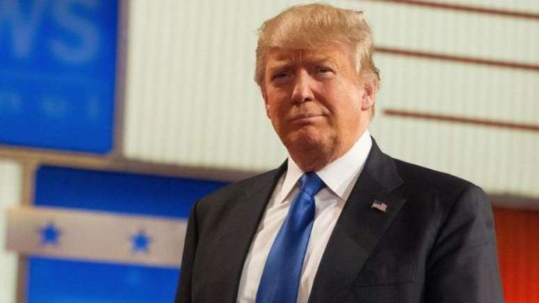 Terno quadrado e gravata são vistos como tentativa de Trump de se afastar do look de Obama