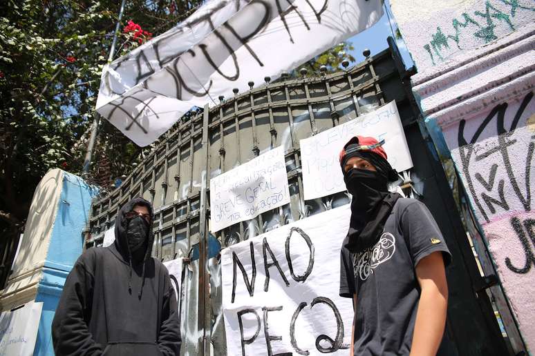 Estudantes seguem ocupando o prédio da Escola Estadual Caetano de Campos, na Consolação, região central de São Paulo (SP), na manhã deste sábado (8)