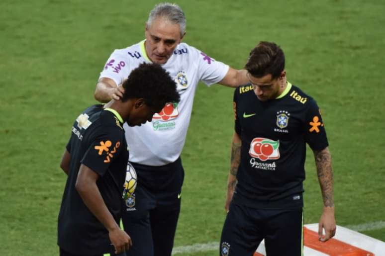 Tite conversa com Willian e Coutinho durante treino da Seleção (NELSON ALMEIDA / AFP)