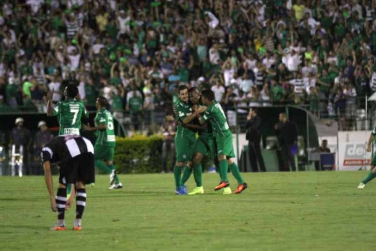 Festa no Brinco! Jogadores do Bugre celebram gol contra o ASA (Foto: Denny Cesare/Código19)