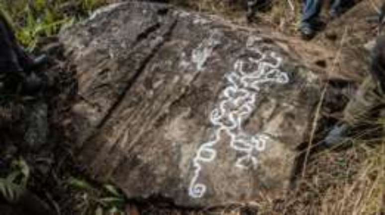 Marcas em pedras indicam o caminho inca que seria usado para fugir dos colonizadores
