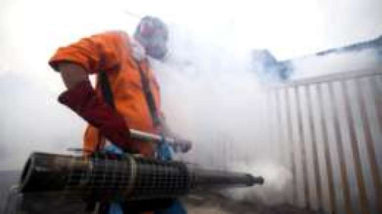 Fumigação contra Aedes aegypti em subúrbio de Kuala Lumpur, na Malásia