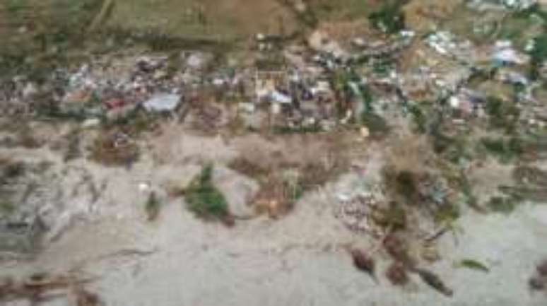 O furacão Matthew arrancou árvores e destrui casas em Port-a-Piment