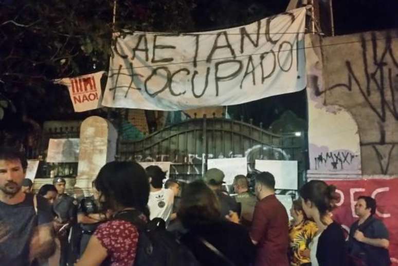 Alunos desocupam escola invadida em protesto contra reforma do ensino médio