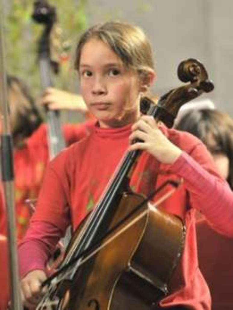 Um projeto possibilitou que Sara, de 12 anos, comprasse o violoncelo que precisava para estudar em uma escola de música