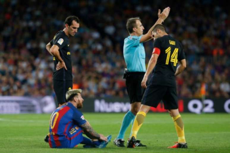 Messi se lesionou no empate diante do Atlético de Madrid, no Camp Nou (PAU BARRENA / AFP)